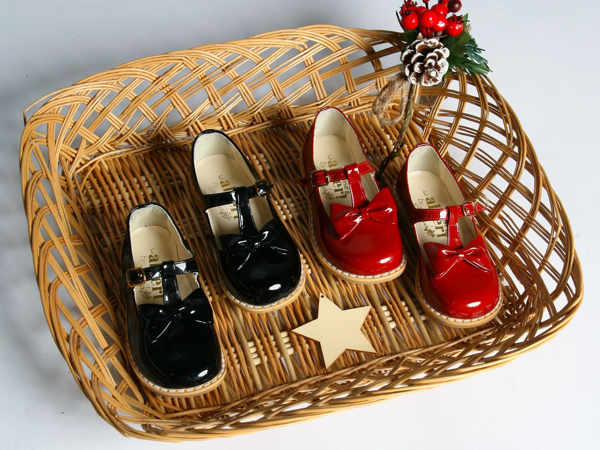 Ananas Petit Black 'Georgia' Bow Patent Leather Shoes